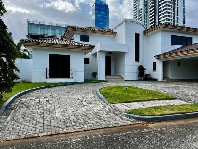 Alquiler : Espectacular Residencia en Paseo del Parque | Lujo, Amplitud y Piscina Privada