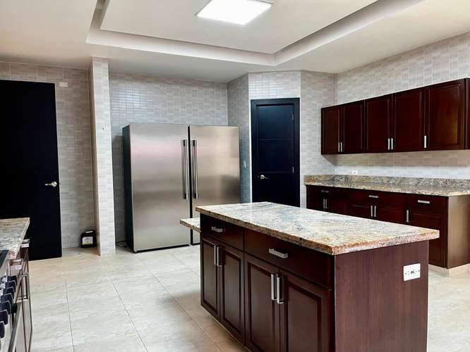 Alquiler : Espectacular Residencia en Paseo del Parque | Lujo, Amplitud y Piscina Privada