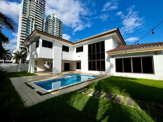Alquiler : Espectacular Residencia en Paseo del Parque | Lujo, Amplitud y Piscina Privada