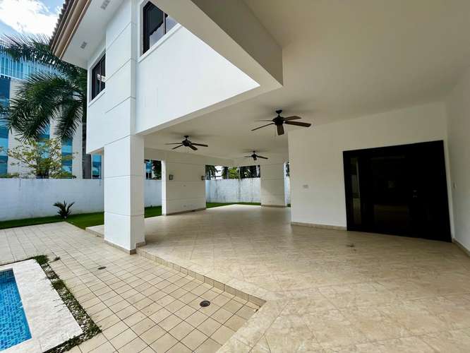 Alquiler : Espectacular Residencia en Paseo del Parque | Lujo, Amplitud y Piscina Privada