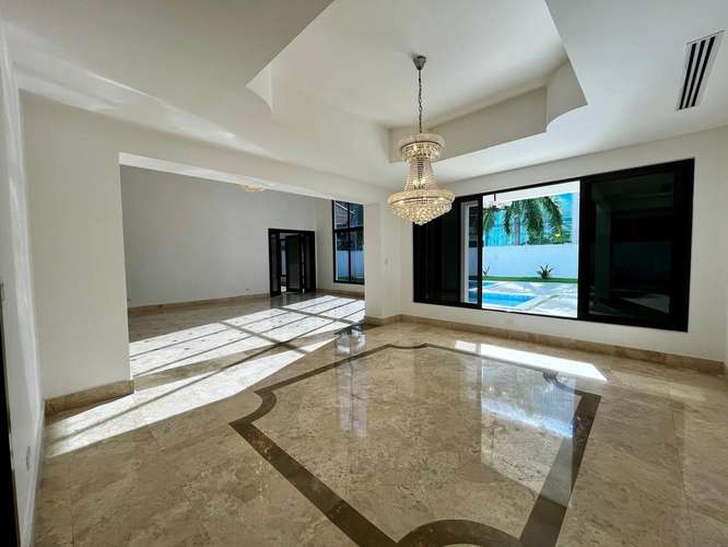 Alquiler : Espectacular Residencia en Paseo del Parque | Lujo, Amplitud y Piscina Privada