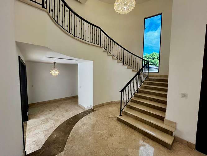 Alquiler : Espectacular Residencia en Paseo del Parque | Lujo, Amplitud y Piscina Privada