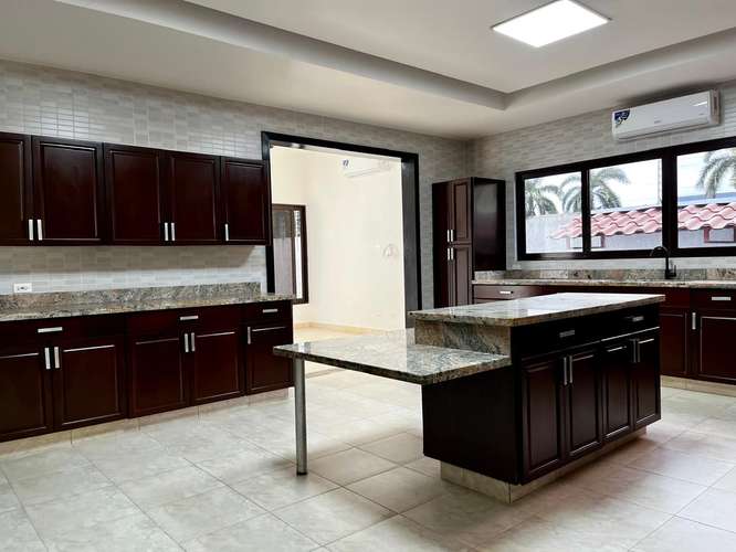 Alquiler : Espectacular Residencia en Paseo del Parque | Lujo, Amplitud y Piscina Privada