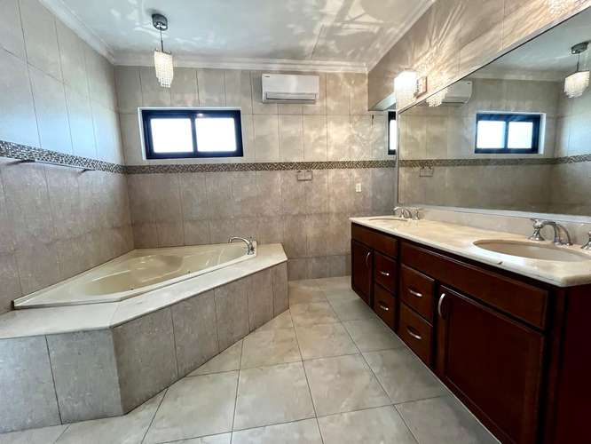 Alquiler : Espectacular Residencia en Paseo del Parque | Lujo, Amplitud y Piscina Privada