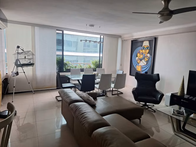 Se vende apartamento remodelado en Obarrio. A pocos metro de Calle 50. 