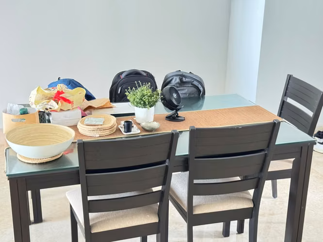 Juego de mesa de comedor hermoso, elegante y bien mantenido.