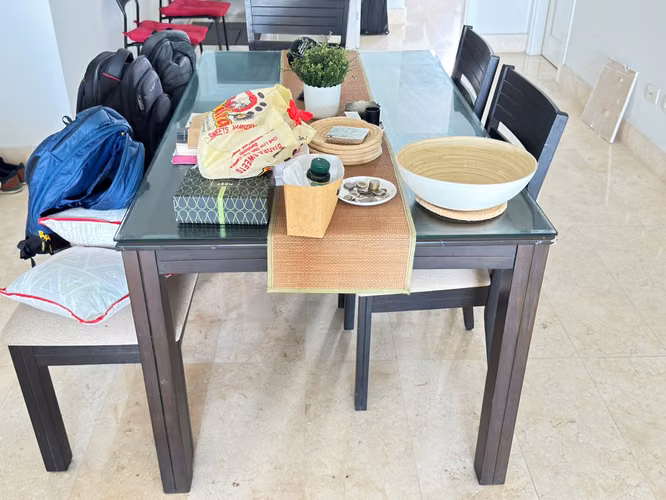 Juego de mesa de comedor hermoso, elegante y bien mantenido.