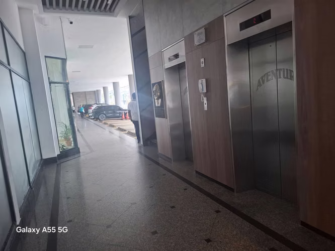 Alquilo oficina de 30 m² con vista panorámica, A/C, baño y estacionamiento. $400 todo incluido - Imagen 11