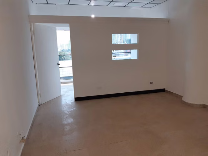 Alquilo oficina de 30 m² con vista panorámica, A/C, baño y estacionamiento. $400 todo incluido - Imagen 3