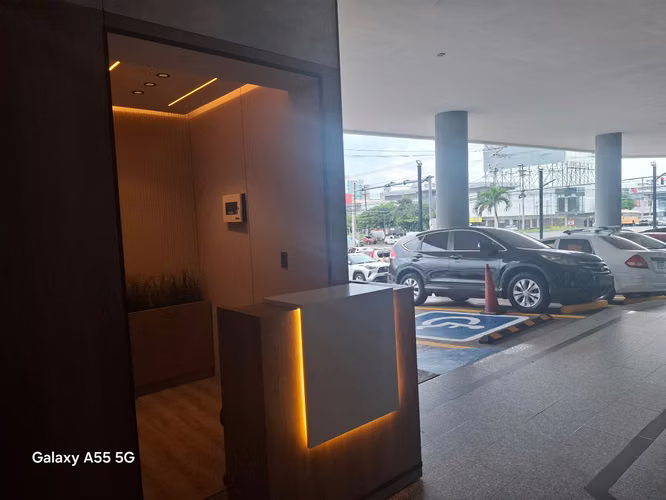 Alquilo oficina de 30 m² con vista panorámica, A/C, baño y estacionamiento. $400 todo incluido - Imagen 13