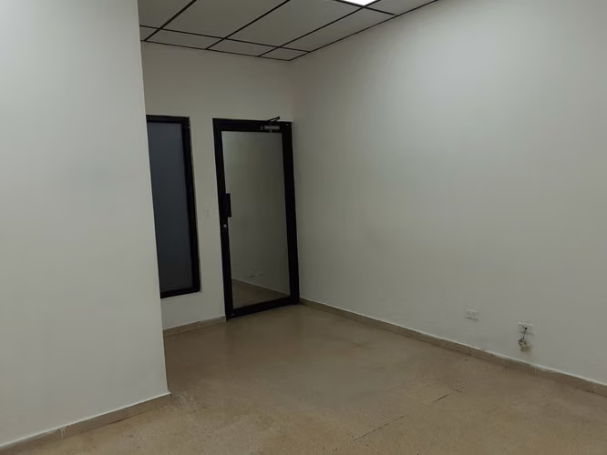 Alquilo oficina de 30 m² con vista panorámica, A/C, baño y estacionamiento. $400 todo incluido - Imagen 2