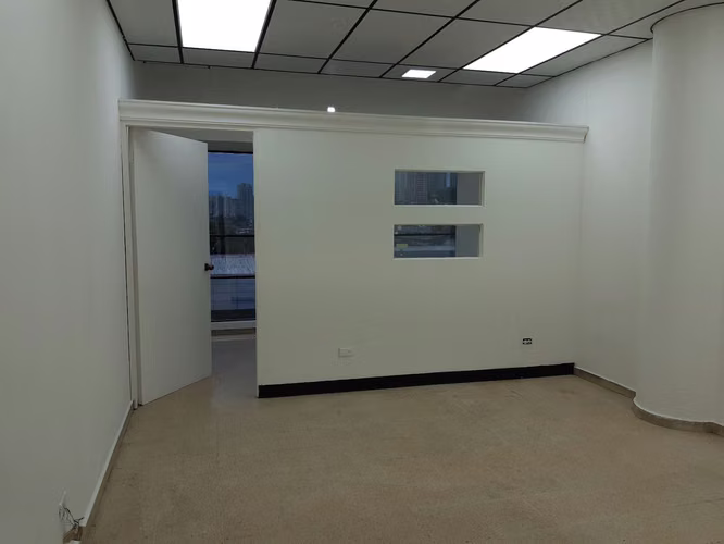 Alquilo oficina de 30 m² con vista panorámica, A/C, baño y estacionamiento. $400 todo incluido - Imagen 4
