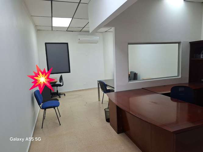 Alquilo oficina de 33 m² con Mobiliario, A/C, baño y estacionamiento. $475  - Imagen 2