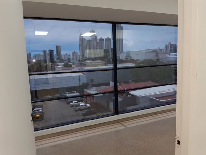 Alquilo oficina de 30 m² con vista panorámica, A/C, baño y estacionamiento. $400 todo incluido