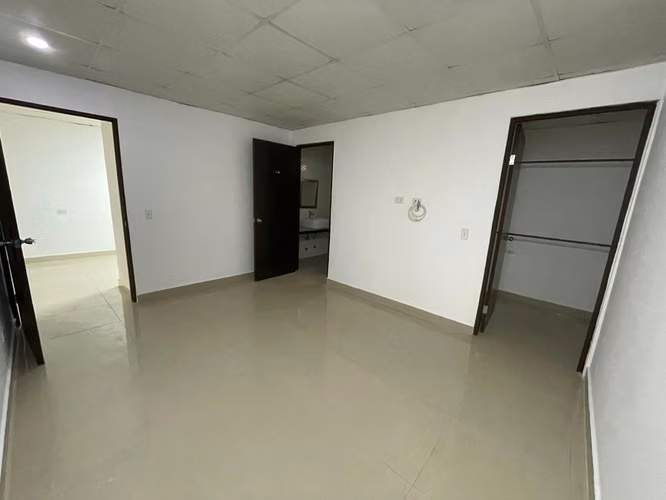 Alquilo Apartamento 3 RECAMARAS Planta baja pasos de Universidades UIP-LATINA-ISAE - Imagen 4