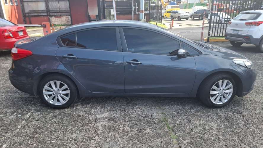 Vendo Kia Cerato en buenas condiciones - Imagen 2