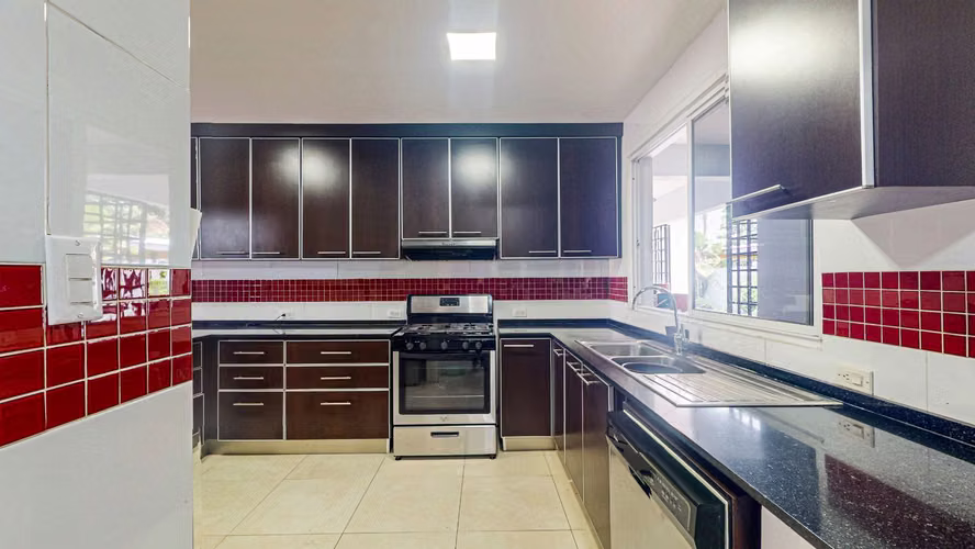Venta de espaciosa casa con terreno y anexo - Camino Real De Betania - Imagen 8