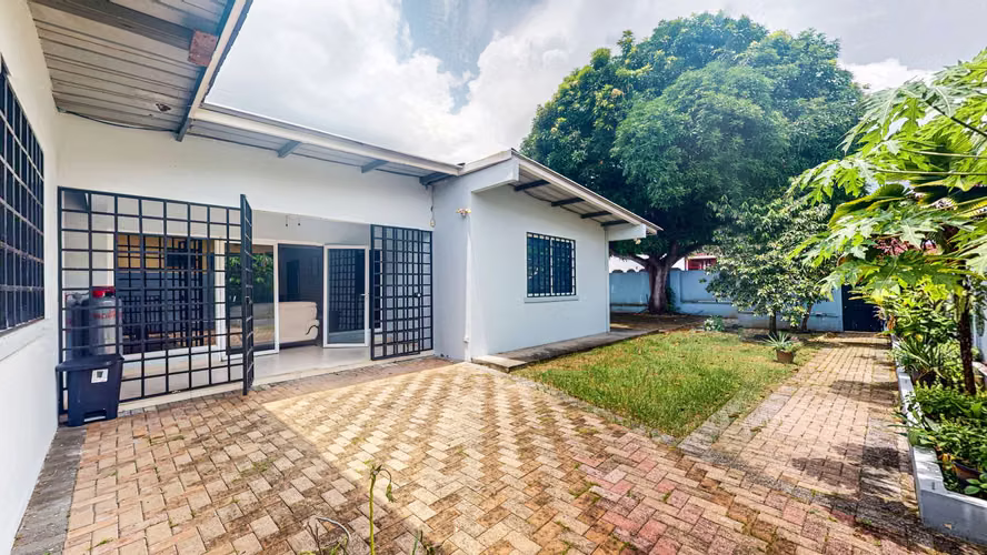 Venta de espaciosa casa con terreno y anexo - Camino Real De Betania - Imagen 17