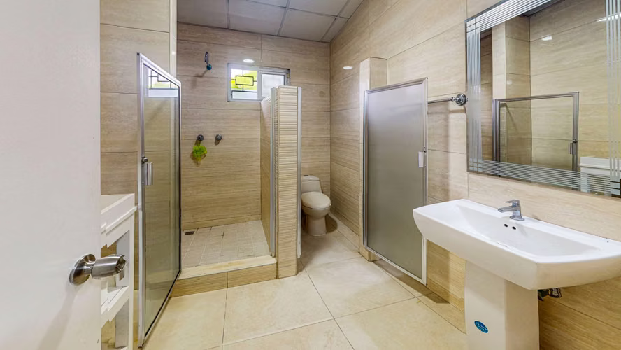 Venta de espaciosa casa con terreno y anexo - Camino Real De Betania - Imagen 11