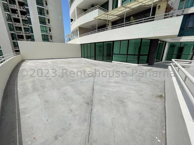 253083. Se vende a precio de remate apartamento de 220m, 3 recámaras, 3.5 baños, CBE y terraza de 195m