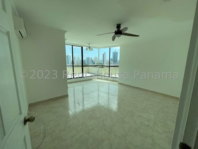 253083. Se vende a precio de remate apartamento de 220m, 3 recámaras, 3.5 baños, CBE y terraza de 195m