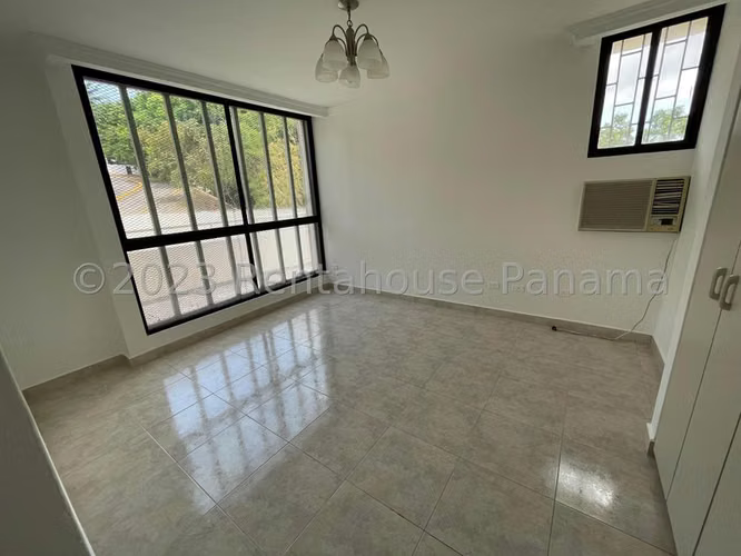 253083. Se vende a precio de remate apartamento de 220m, 3 recámaras, 3.5 baños, CBE y terraza de 195m