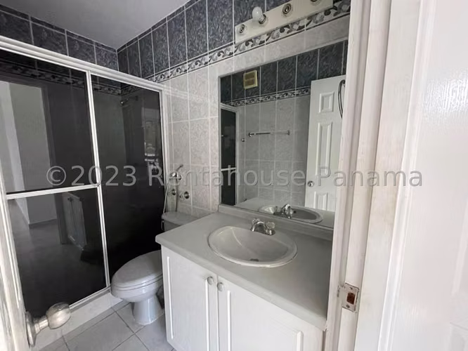 253083. Se vende a precio de remate apartamento de 220m, 3 recámaras, 3.5 baños, CBE y terraza de 195m