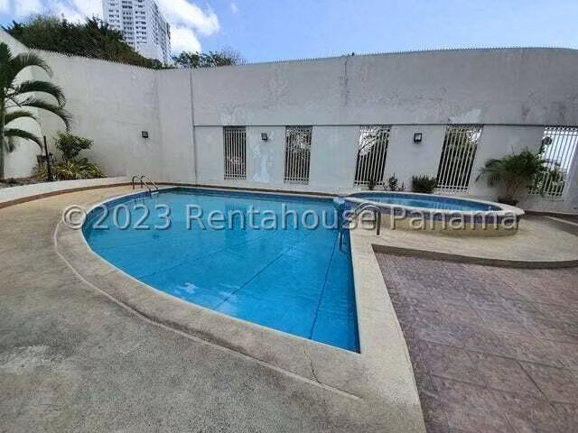 253083. Se vende a precio de remate apartamento de 220m, 3 recámaras, 3.5 baños, CBE y terraza de 195m