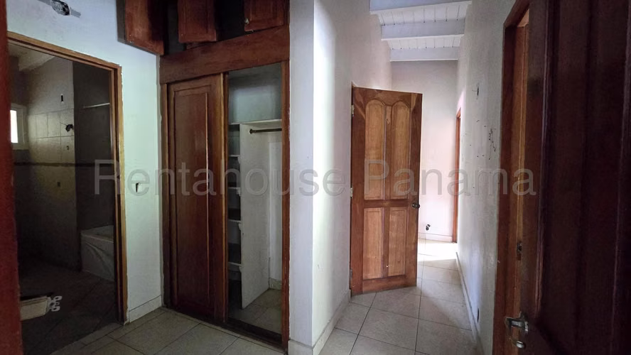 Casa en Venta Con Amplio Terreno Para Remodelar en Ancon 27*2787Mfk - Imagen 12