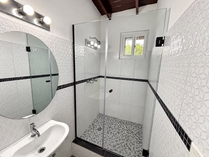 Apartamento 2 Recamaras Con Linea Blanca a pasos de la Cinta Costera - Imagen 7