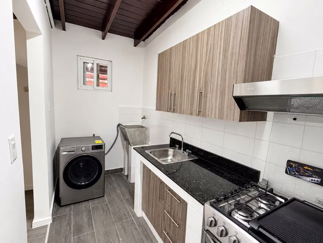 Apartamento 2 Recamaras Con Linea Blanca a pasos de la Cinta Costera - Imagen 9