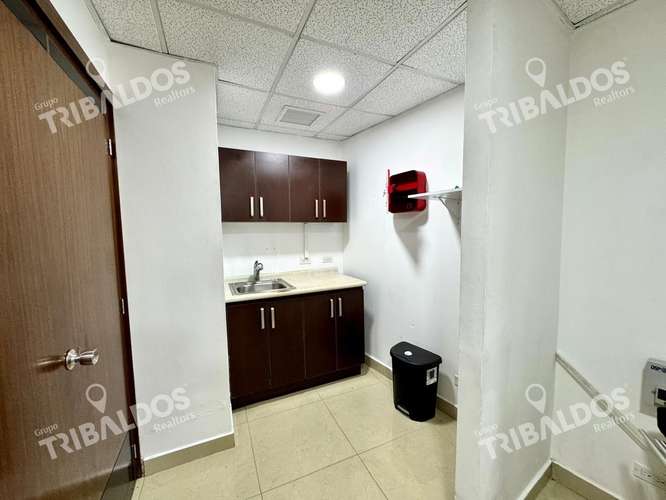 Alquiler de Amplia Oficina en el Edificio F &amp; F TOWER, Amoblada - Imagen 10