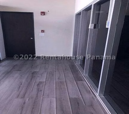 Alquiler de Local Comercial en Chanis, Planta Alta Galeria Cincuentenar 23LGG4654