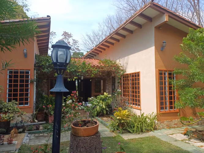 Venta de Hermosa Casa camino al Valle 