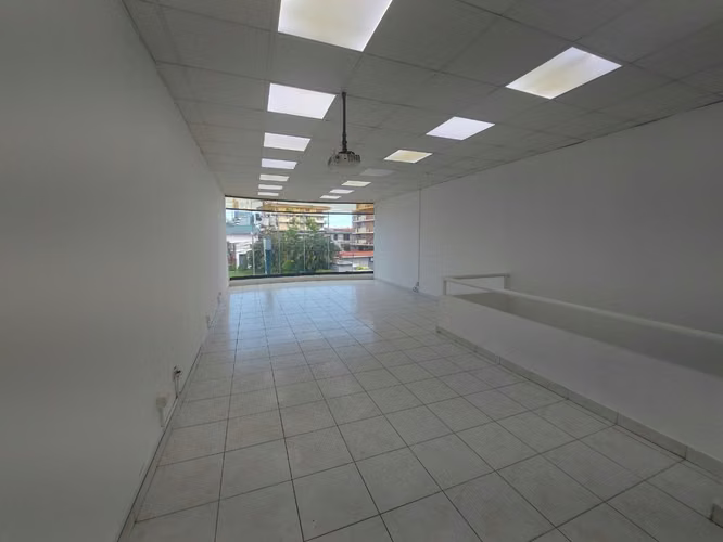 SU LOCAL COMERCIAL A PIE DE CALLE, 100mts2 - 2 NIVELES $1600.00usd