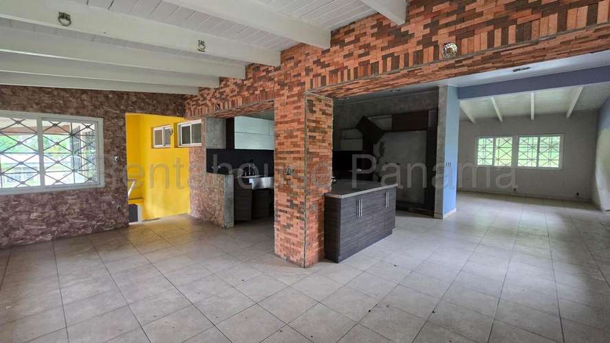 Venta de Casa con 750 m2 de Terreno en Ancón 27-2787GG