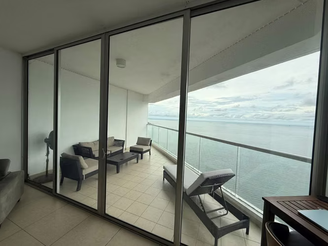 APARTAMENTO AMOBLADO EN AVE. BALBOA – ¡VISTA ESPECTACULAR AL MAR! ALQUILER