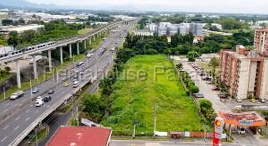 26-7389RGG Don Bosco Vía Tocumen: Terreno en alquiler 9135m2 Zonificación comercial. OPORTUNIDAD!