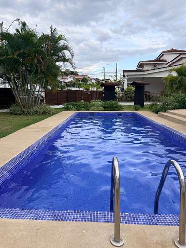 SE VENDE CASA de esquina cerca del metro de Panamá Oeste