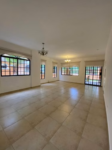 VENTA CASA CON AMPLIO PATIO EN CLAYTON - Imagen 2