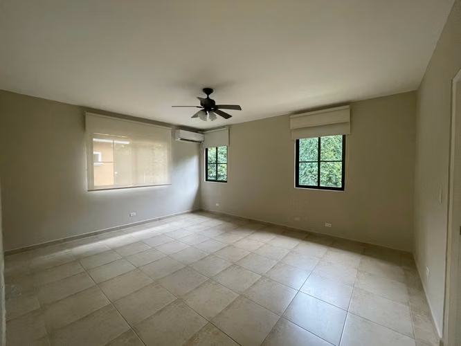 VENTA CASA CON AMPLIO PATIO EN CLAYTON - Imagen 7