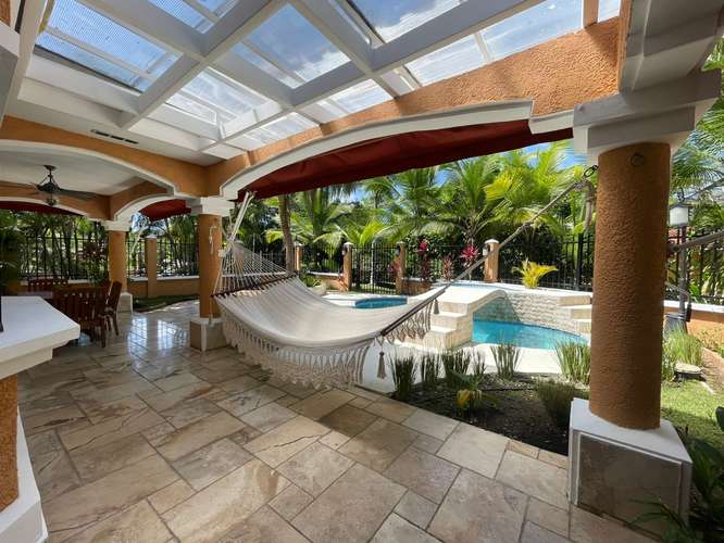 Casa de Lujo con Amplia Terraza y Piscina