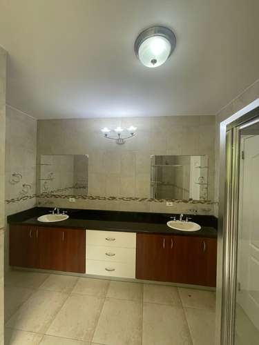 ALQUILER — CASA CON TERRAZA Y PATIO EN CLAYTON