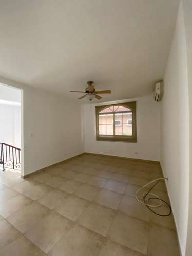 ALQUILER — CASA CON TERRAZA Y PATIO EN CLAYTON