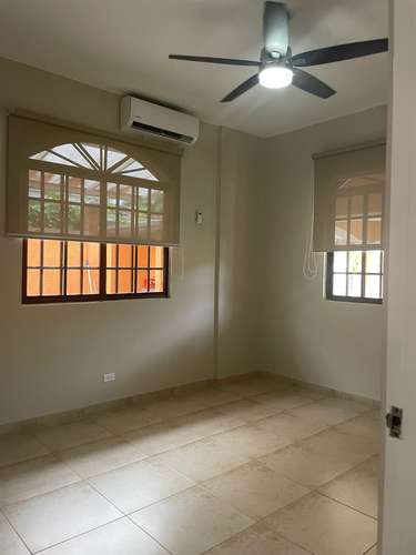 ALQUILER — CASA CON TERRAZA Y PATIO EN CLAYTON