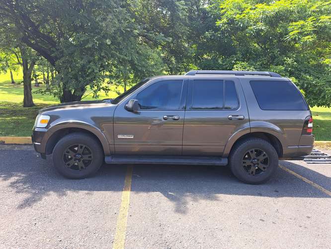 Ford Explorer XLT 4x4 