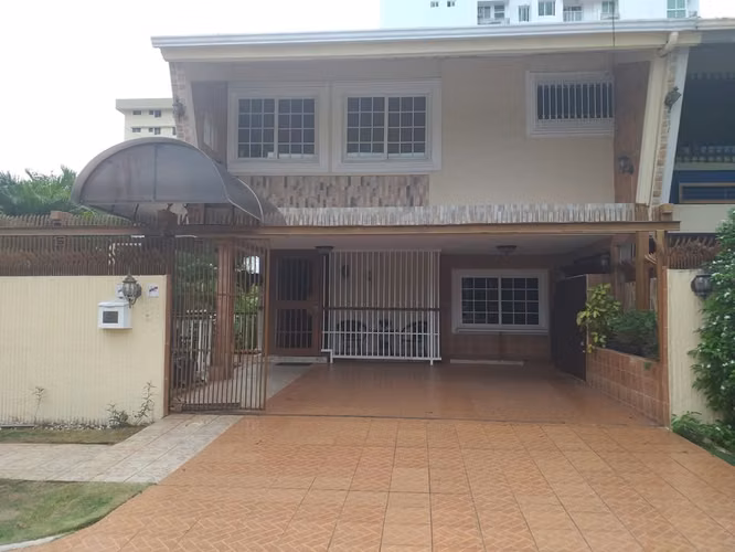 Casa de 3 niveles en Hato Pintado - Residencial Hampton Court