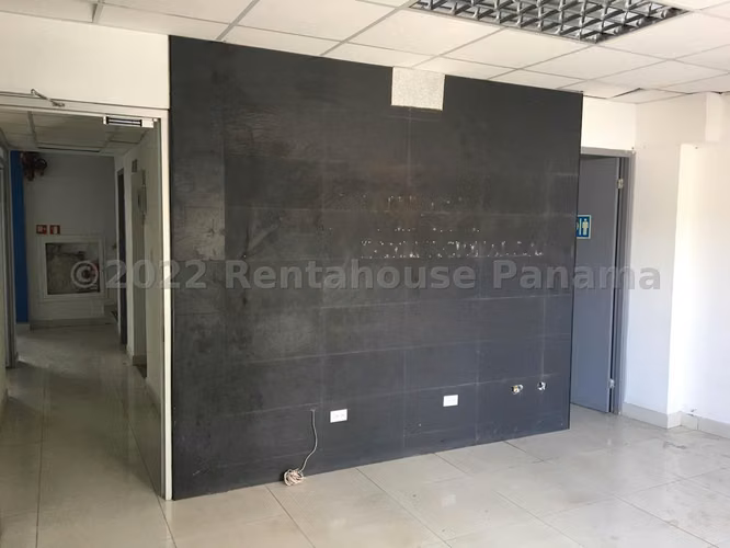 Venta Galera con Oficinas y Local 1,300 m2 Calle 12 de Octubre - ALYC 24-2730