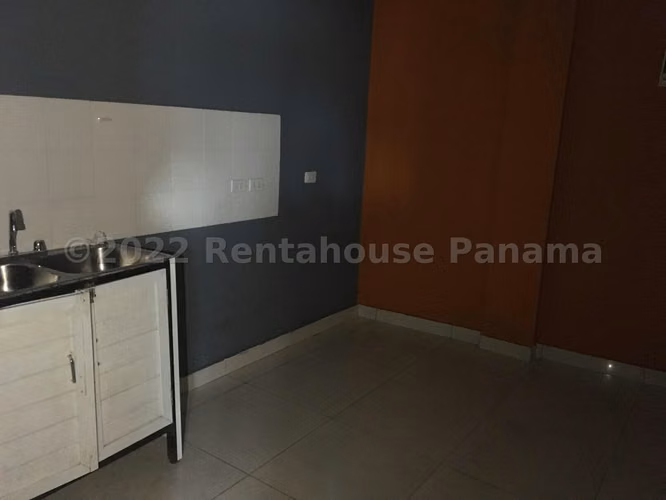 Venta Galera con Oficinas y Local 1,300 m2 Calle 12 de Octubre - ALYC 24-2730