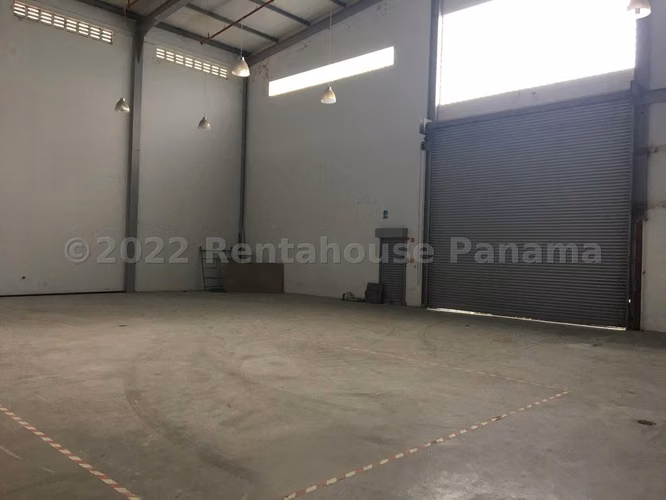 Venta Galera con Oficinas y Local 1,300 m2 Calle 12 de Octubre - ALYC 24-2730